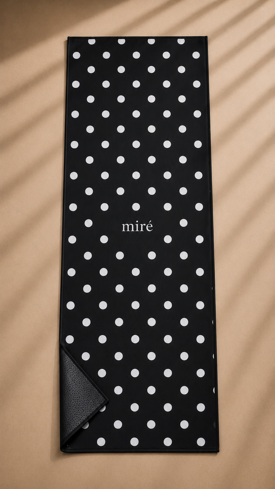 miré polka towel - black