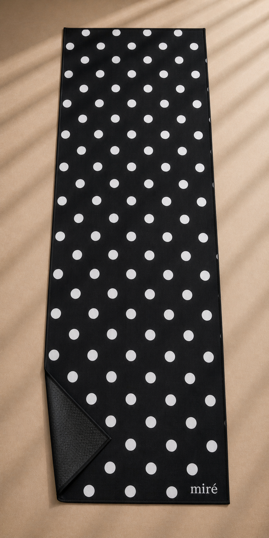 miré polka towel - black